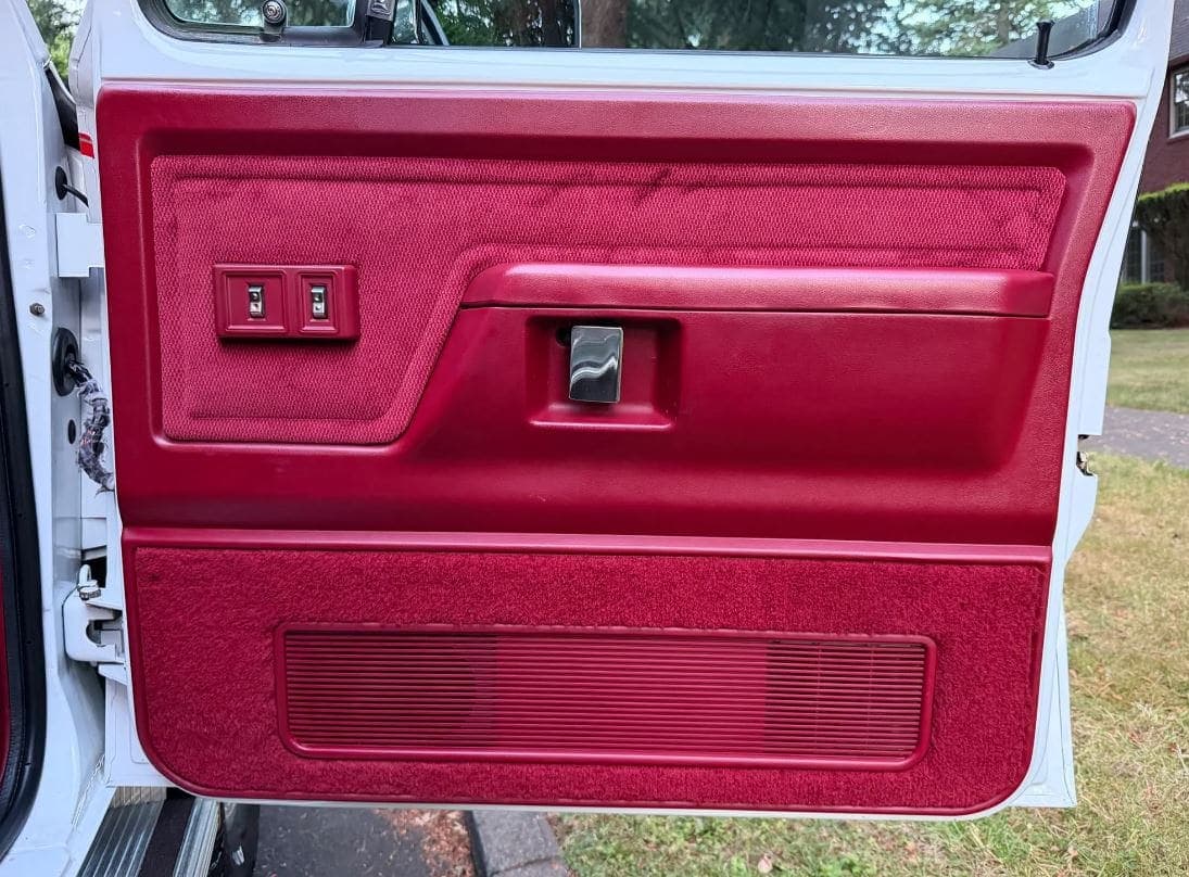 1993 Dodge Ram W250 LE Club Cab Cummins 4×4 5-Speed, view