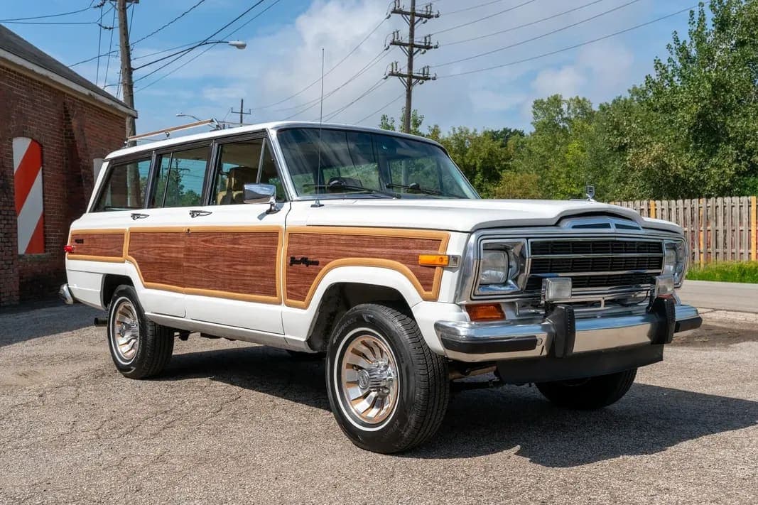 1987 Jeep Grand Wagoneer, view 1