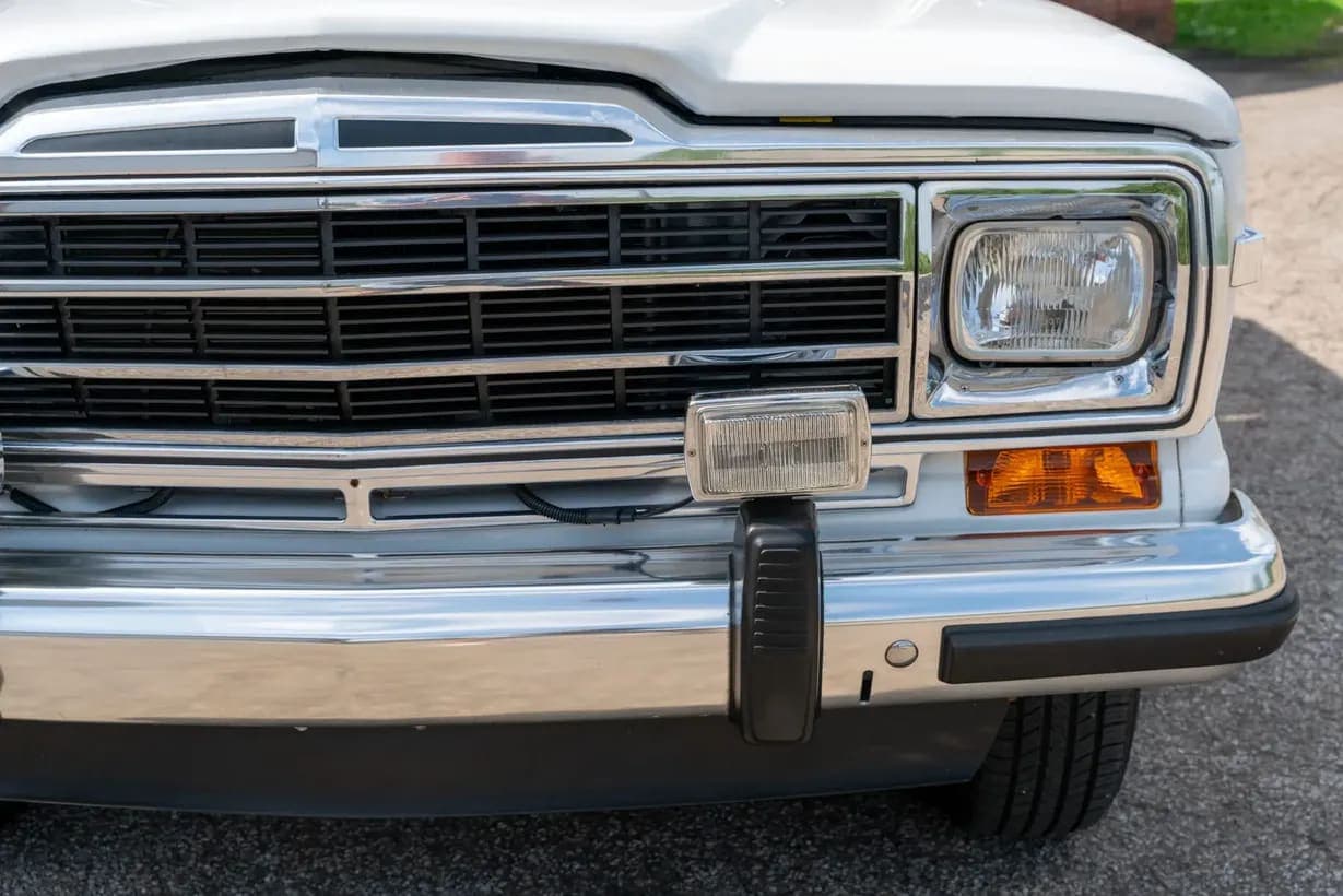 1987 Jeep Grand Wagoneer, view