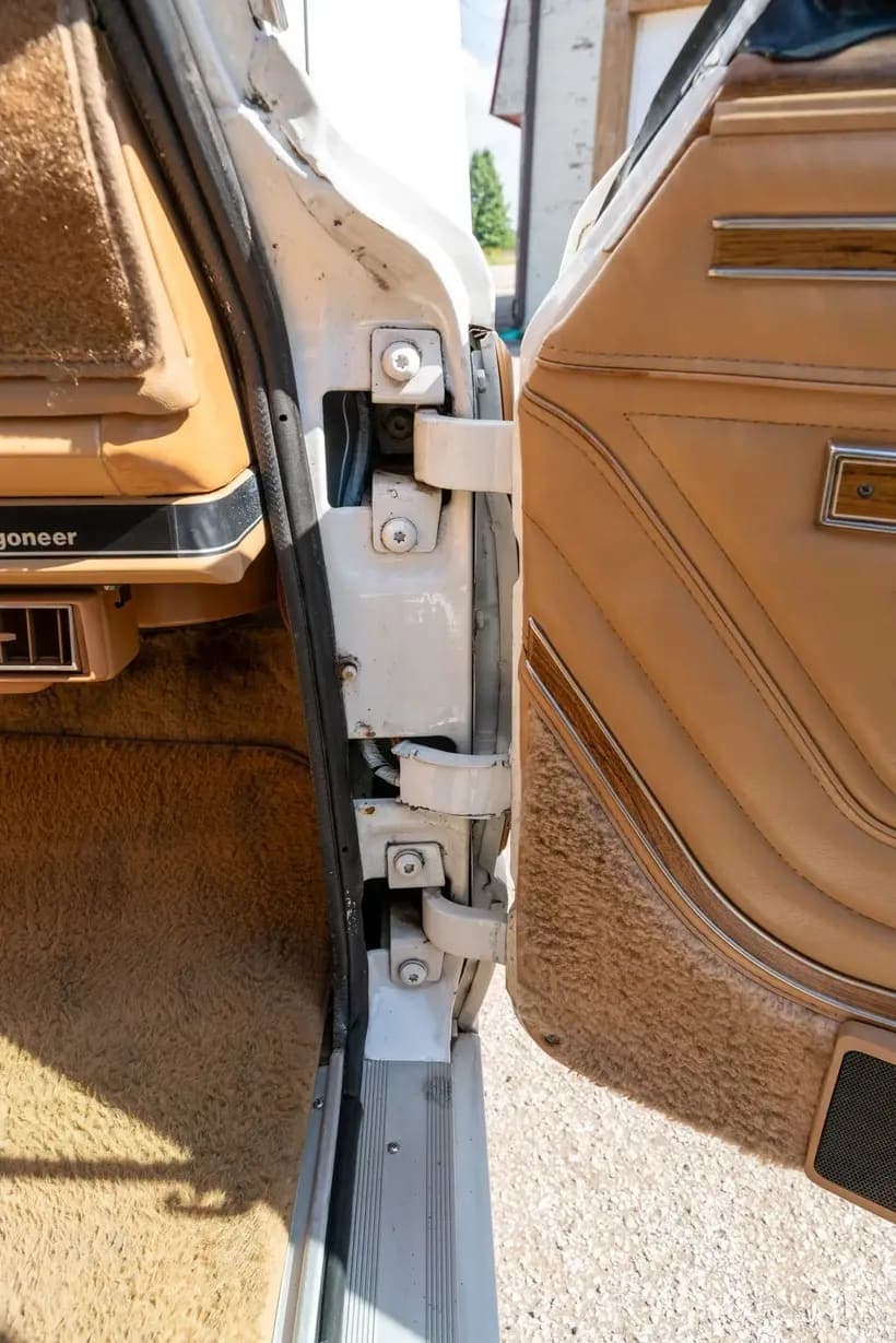 1987 Jeep Grand Wagoneer, view