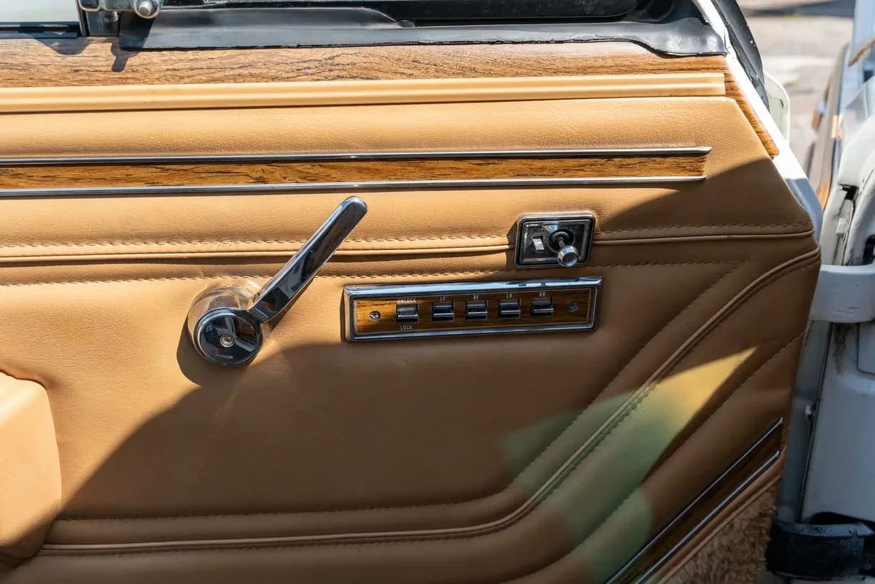 1987 Jeep Grand Wagoneer, view