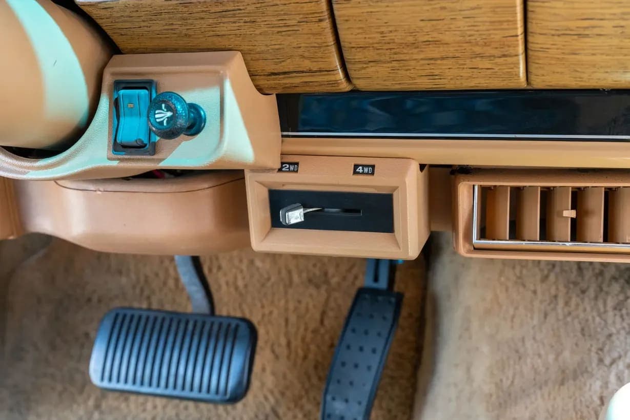 1987 Jeep Grand Wagoneer, view