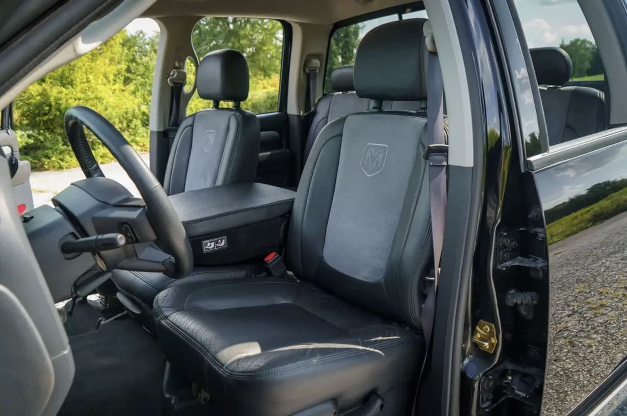 2004 Dodge Ram 3500 Laramie Quad Cab Dually, view
